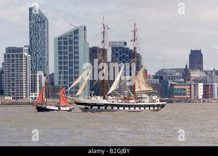 Tall Ship Stavros S Niarchos et Ketch glaciere de Liverpool de la Mersey au début de la course des grands voiliers en Angleterre Banque D'Images