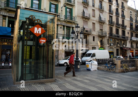 Entrée de métro ascenseur dans las rambla Barcelona Espagne Banque D'Images