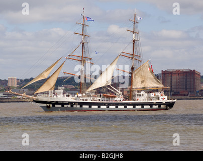 Le grand navire britannique Stavros S Niarchos laissant la Rivière Mersey au début de la course des grands voiliers Liverpool Angleterre 2008 Banque D'Images