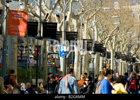 Le commerce mobile gsma affiches dans une rue avec des gens marcher Barcelone Espagne Banque D'Images