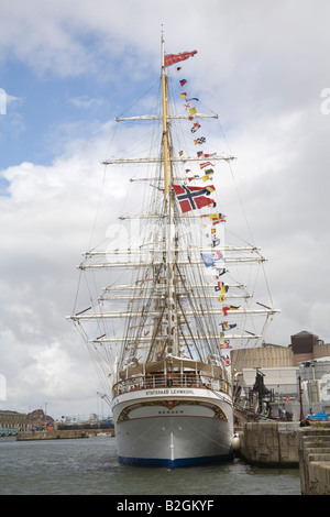 Liverpool Merseyside England UK Statsraad Lehmkuhl juillet est un trois-mâts barque en acier navire de formation et un participant à la course des grands voiliers Banque D'Images