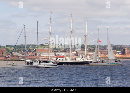 Tall Ship Lord Nelson avec Gedania et Esprit dans la rivière Mersey au début de la course des grands voiliers Liverpool Angleterre 2008 Banque D'Images