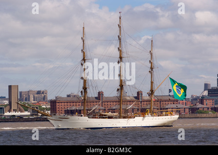 Le grand voilier brésilien Cisne Branco laissant la Rivière Mersey à Liverpool au début de la course des grands voiliers 2008 Angleterre Banque D'Images