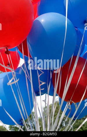 Ballons rouge et bleu avec ruban blanc sur le 4 juillet Banque D'Images