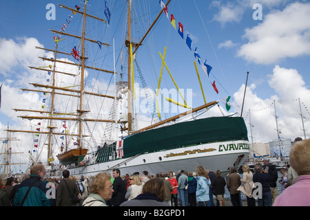 Liverpool Merseyside England UK Juillet visiteurs faisant la queue pour se rendre à Cuauhtemoc un navire-école de la Marine mexicaine Banque D'Images