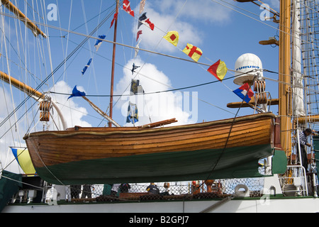 Liverpool Merseyside England UK Juillet parquet ciré de sauvetage Cuauhtemoc un navire de la marine mexicaine participant dans course des grands voiliers Banque D'Images