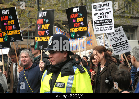 Grève des enseignants et démonstration sur la rémunération équitable mars à Londres en avril 2008. Banque D'Images