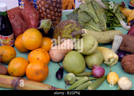 Mélange de fruits et légumes frais tropicaux sur l'affichage Banque D'Images