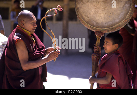 Moines avec tambour pendant le festival Hemis. Jammu-et-Cachemire, Ladakh, Inde l'état. Banque D'Images