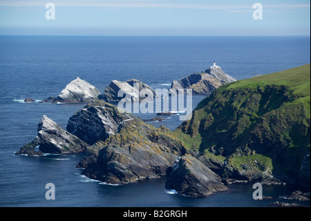 Vue vers le phare de Muckle Flugga du Hermaness National Nature Reserve, Unst, îles Shetland, Écosse, Royaume-Uni Banque D'Images