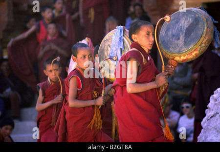 Les moines novices avec batterie au cours de Hemis Festival. Leh, Ladakh, Jammu-et-Cachemire, état de l'Inde. Banque D'Images