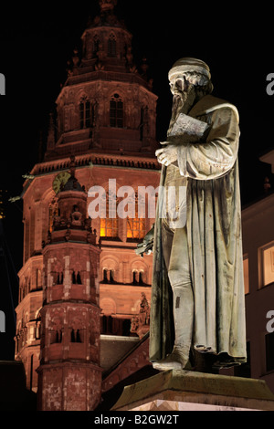 La cathédrale gothique st martin Johannes Gutenberg de Mayence à dom statue skulptur nuit allumé allemagne Banque D'Images