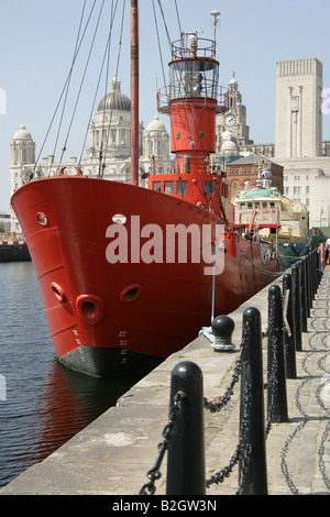 Ville de Liverpool, en Angleterre. La planète Bar Light amarrés à quai des navires de la conserve avec les Trois Grâces dans l'arrière-plan. Banque D'Images