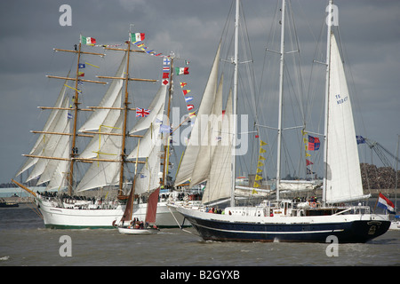 Ville de Liverpool, en Angleterre. Les navires naviguent sur la rivière Mersey prenant part à la Parade des voiliers, Liverpool Tall Ships Races 2008. Banque D'Images