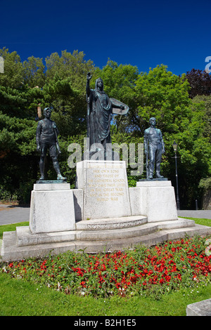 Monument aux morts près de la cathédrale de Llandaff, Cardiff, Pays de Galles, Royaume-Uni Banque D'Images