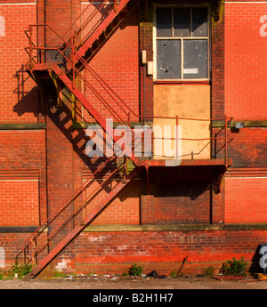 Rusty Old Fire escalier de secours sur Warehouse Banque D'Images