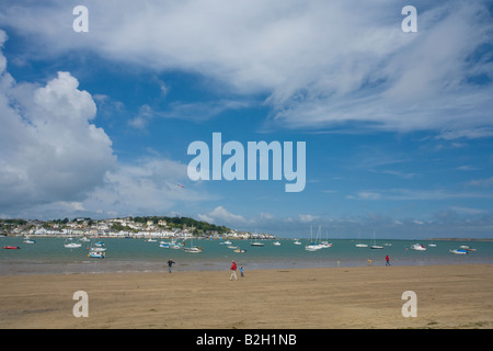 Plage et l'estuaire à Instow dans soleil d'été près de Barnstaple Devon du Nord Pays de l'Ouest Angleterre Royaume-Uni Royaume-Uni GB Banque D'Images