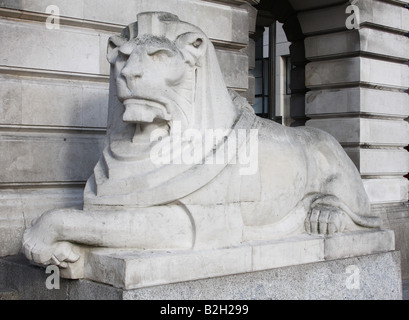 Statue de lion dans l'ancienne place du marché, Nottingham, Angleterre, Royaume-Uni Banque D'Images