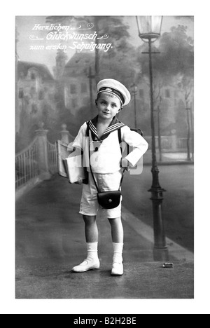 Mignon petit motif carte postale à son premier garçon schoolday l'Allemagne du xixe siècle Banque D'Images