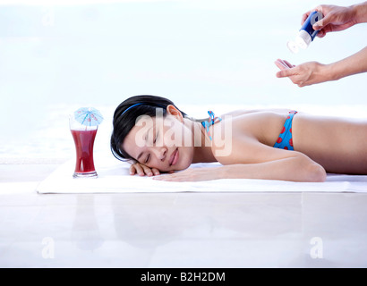 Jeune femme recevant un massage arrière d'un homme, Phuket, Thailand Banque D'Images