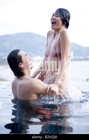 Portrait d'un jeune couple dans une piscine, Phuket, Thailand Banque D'Images