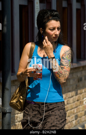Londres belle attrayante jolie jeune femme brunette woman walking Promenades tatouages tatouage chemin de halage canal à Camden Lock Market bouchons Banque D'Images