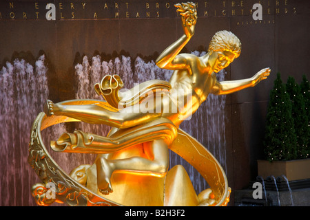Le Prometheus statue en or dans le Rockefeller Center - New York City, USA Banque D'Images