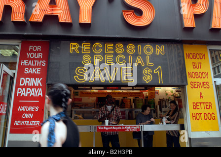 Les clients à Gray s dans la papaye Garment District de New York Banque D'Images