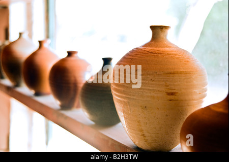 Vases pots faits à la main sur une tablette en atelier Banque D'Images