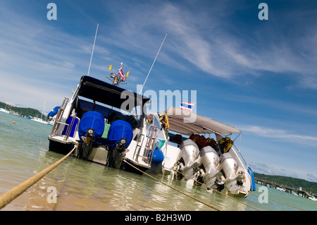 Bateaux amarrés à vitesse Chalang Beach, Phuket, Thaïlande Banque D'Images