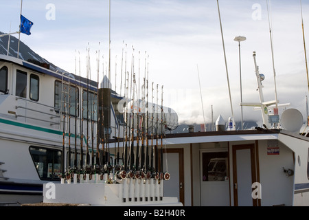 Bateau de pêche avec des cannes à pêche dans le port de Seward, Alaska, États-Unis d'Amérique Banque D'Images