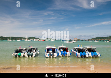 Bateaux amarrés à vitesse Chalang Beach, Phuket, Thaïlande Banque D'Images