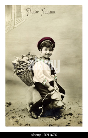 Motif Carte postale cute boy avec chance de porcs et porcelets l'Allemagne du xixe siècle Banque D'Images