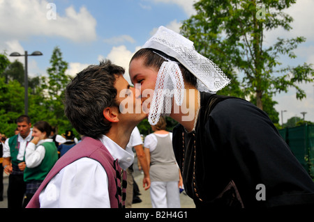 Baiser entre un couple de danseurs habillés en costume traditionnel breton pendant la festival de Cornouaille à Quimper Bretagne 2008 Banque D'Images