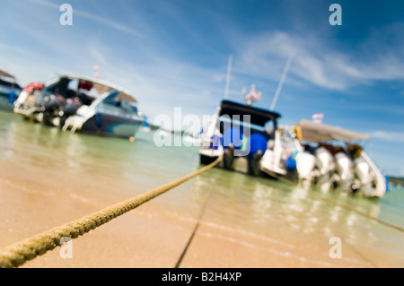 Bateaux amarrés à vitesse Chalang Beach, Phuket, Thaïlande Banque D'Images