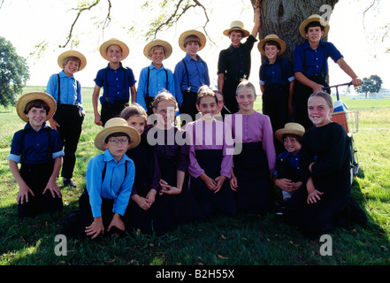 Les enfants Amish posent pour une photographie près de leur école rurale, comté de Lancaster, Pennsylvanie, USA Banque D'Images