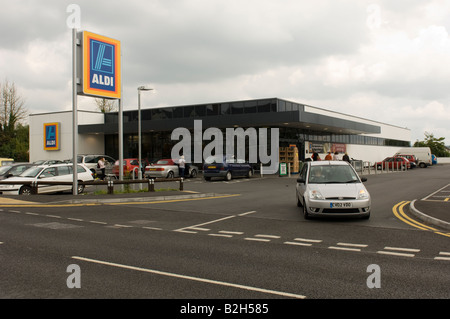 Supermarché discount Aldi ville Cardigan, Wales UK Banque D'Images