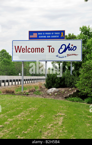 Bienvenue à l'Ohio signe sur l'Interstate 80 saisie à partir de la Pennsylvanie Banque D'Images