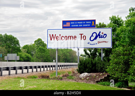 Bienvenue à l'Ohio signe sur l'Interstate 80 saisie à partir de la Pennsylvanie Banque D'Images