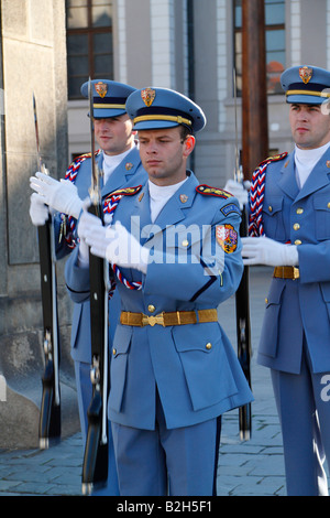 La relève de la garde au Château de Prague portant des uniformes d'été bleu clair et l'exercice rifles Banque D'Images