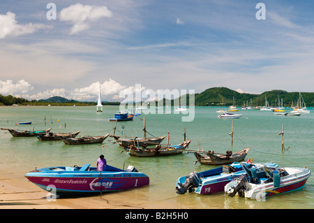 Bateaux amarrés à vitesse Chalang Beach, Phuket, Thaïlande Banque D'Images