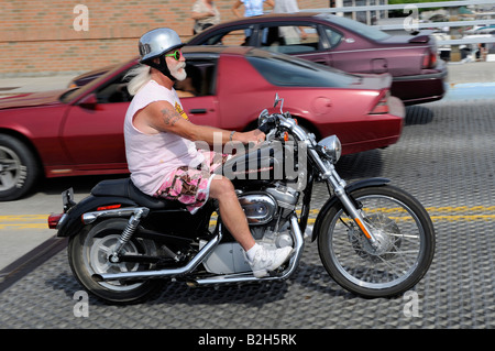 Des profils senior male riding a motorcycle portant un casque de protection Banque D'Images