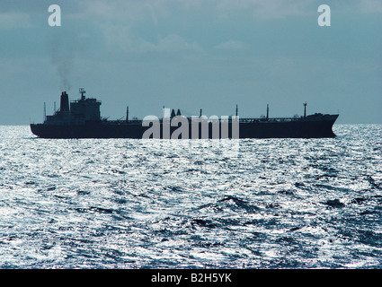 Navigation des pétroliers sur la mer argentée. Banque D'Images