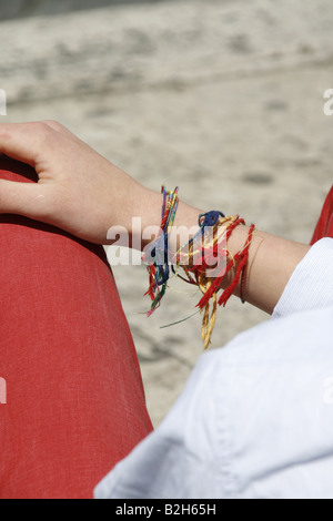 Détail teenage man wearing colorful bracelets chaîne Banque D'Images