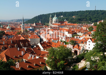 Vue panoramique de la cathédrale St Nicolas et les bâtiments de la colline de Petrin Hradcanyand districts Mala Strana de Prague Banque D'Images