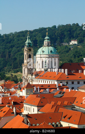 Vue de la cathédrale St Nicolas et le red roof bâtiments de Hradcany et Mala Strana de Prague districts Banque D'Images