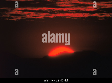 Plus de coucher de soleil spectaculaire hills en Australie Banque D'Images