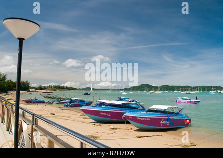 Bateaux amarrés à vitesse Chalang Beach, Phuket, Thaïlande Banque D'Images