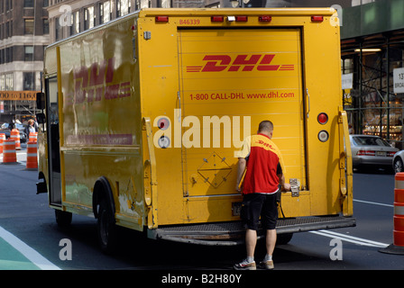 Un employé et son camion DHL sont vus dans le Garment District à New York Banque D'Images