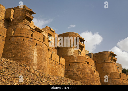 Quatre-vingt-dix neuf bastions entourent le mur extérieur du fort de Jaisalmer construit en 1156 sur la colline de Trikuta en grès RAJASTHAN INDE Banque D'Images